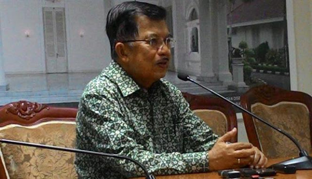 Jusuf Kalla: Nama Masuk Panama Papers Belum Tentu Salah HorasSumutNews.com - Berita Terkini  Wakil Presiden Jusuf Kalla, akhirnya menanggapi munculnya nama Menteri Koordinator Politik, Hukum, dan Keamanan Luhut Binsar Pandjaitan dalam Panama Papers. Menurut JK, hal ini perlu diklarifikasi ke publik. "Iya perlu diklarifikasi. Pak Luhut sampaikan pada saya masalahnya. Ke Presiden, tentu otomatis. Sampaikan begini keadaannya," kata JK di kantornya, Jakarta, Senin 25 April 2016.  Ia mengatakan, sudah berulang kali menyampaikan nama-nama yang tercantum dalam Panama Papers belum tentu melakukan kejahatan. Internasional, Nasional, Hukum, 