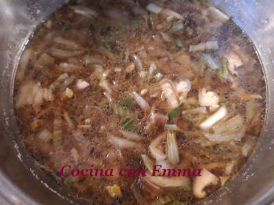 Sopa china de pollo con pak choi y shiitake