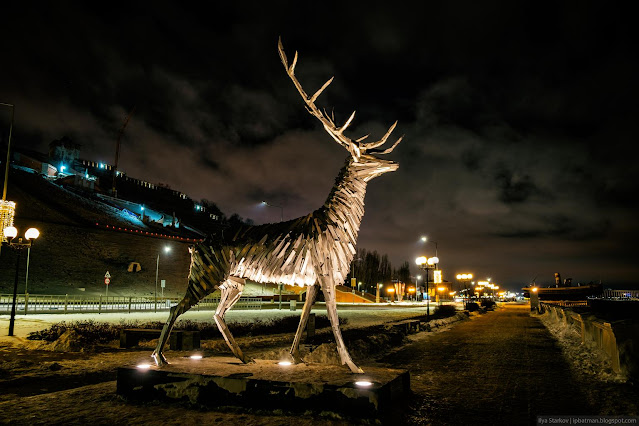 Скульптура оленя на Нижне-Волжской набережной