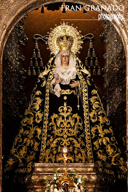 http://franciscogranadopatero35.blogspot.com/2013/11/la-virgen-macarena-vestida-de-luto.html