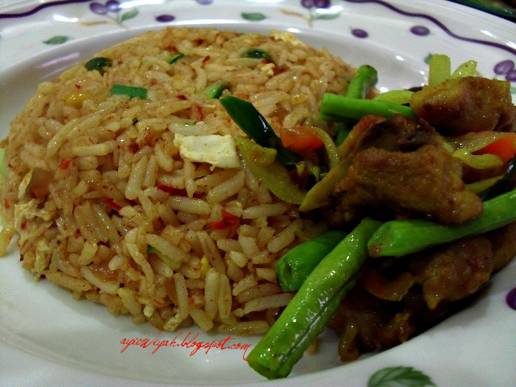 :: Seindah Bicara Sesedap Rasa ::: Nasi Goreng Ayam Kunyit