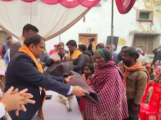 जौनपुर: डीएम ने गरीबों में वितरित किया कंबल  | #NayaSaveraNetwork