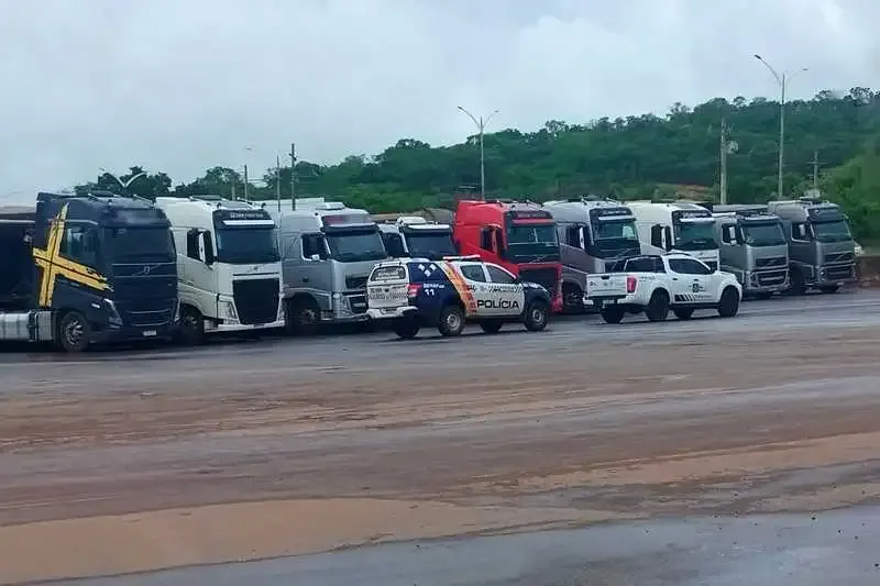 Caminhões abordados em posto fiscal de Barra do Garças (MT)