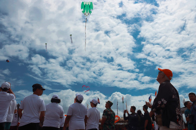   Puluhan Layang - Layang Ramaikan Jembrana Kite Festival Internasional