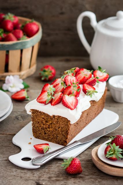 Cake au lait en poudre torréfié et fraises