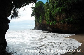 MENIKMATI SUASANA PANTAI BATU KARAS CIAMIS