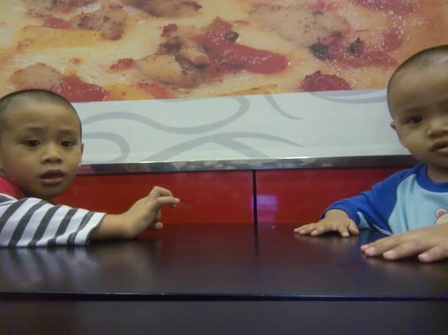 Dua Budak Lapar di Pizza Hut