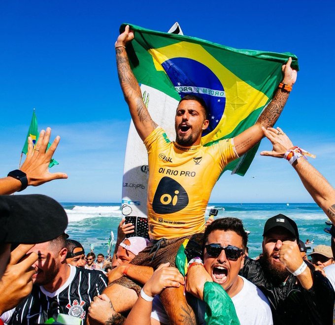 Surfista Filipe Toledo assume namoro com modelo carioca e