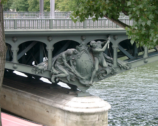 Les forgerons-riveteurs by Gustave Michel, Pont de Bir-Hakeim, Bir-Hakeim Bridge, Paris