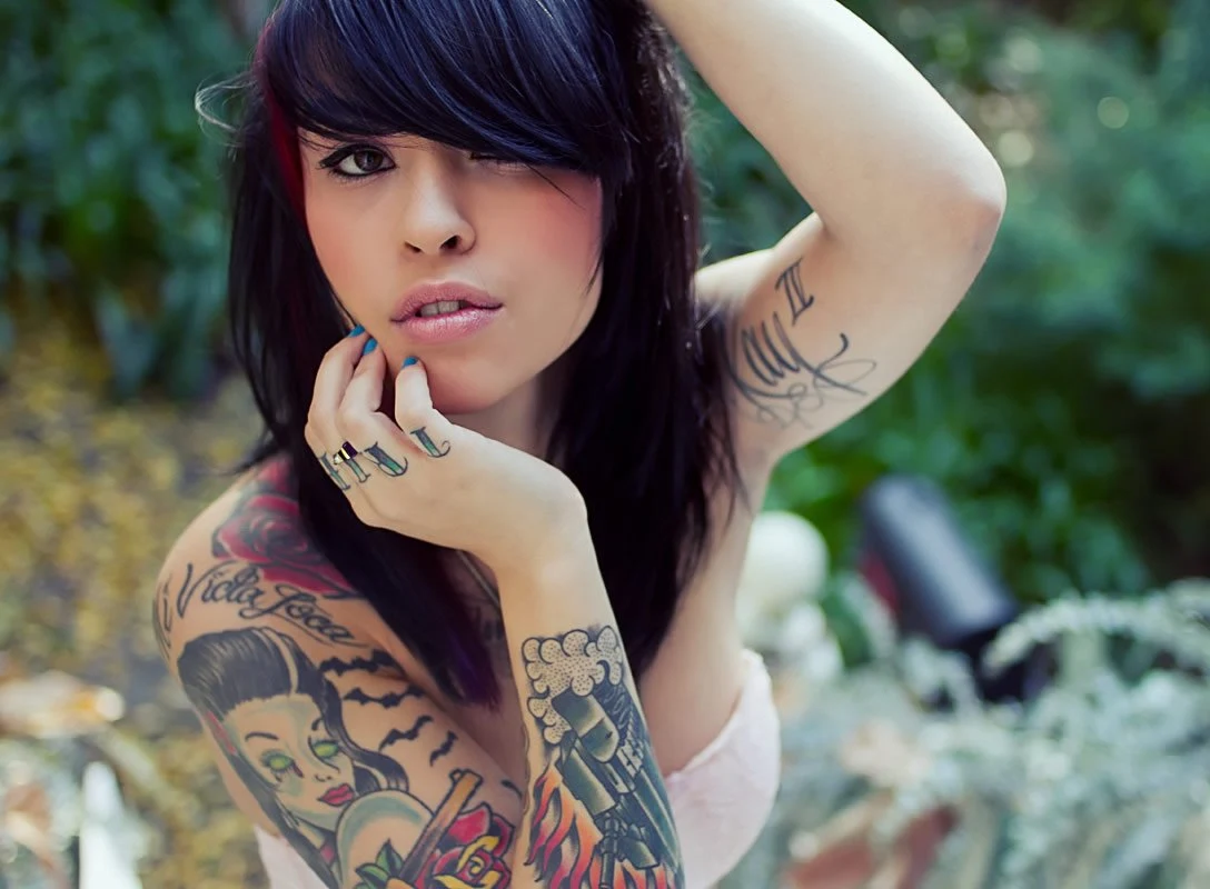 fotos de mujeres tatuadas con diseños originales