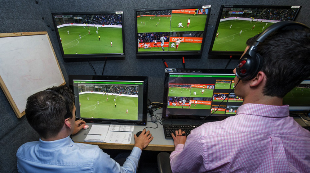 El VAR o videoarbitraje se utiliza con cámaras y pantallas múltiples en el Mundial de Rusia 2018