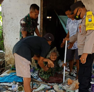 Kompak, Polisi di Ponorogo bersama TNI dan Warga Bedah Rumah Mbah Ponirah yang Hidup Sebatangkara