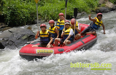 Arung jeram di kawasan sungai Ayung