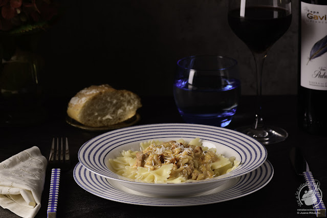 Pasta con salsa de piñones y tomates secos