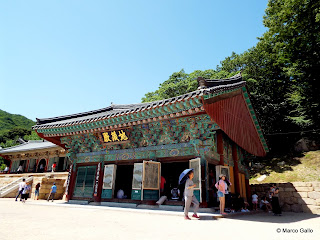 TEMPLO BUDISTA BEOMEOSA. BUSAN, COREA DEL SUR