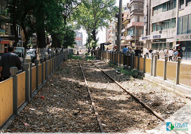 İzmit yürüyüş yolunun yerinde eskiden demir yolu vardı ve tren geçerdi.