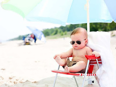 babysestting-on-the-chair-on-the-beach-wallpaperspics-images