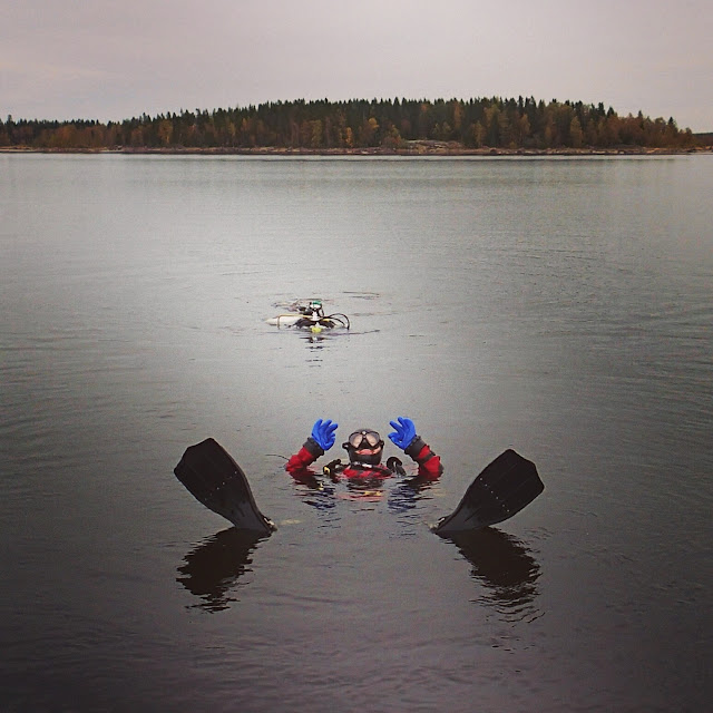 Kaksi sukeltajaa kelluu pinnalla