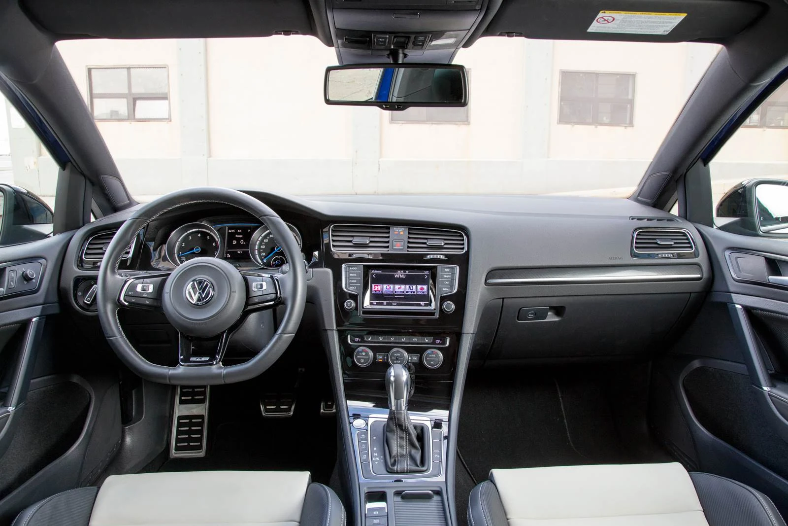 Volkswagen Golf R 2015 - interior