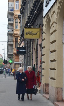 walking along Szondi Utca