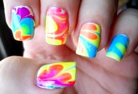 Foto de uñas con diseño colorido para verano