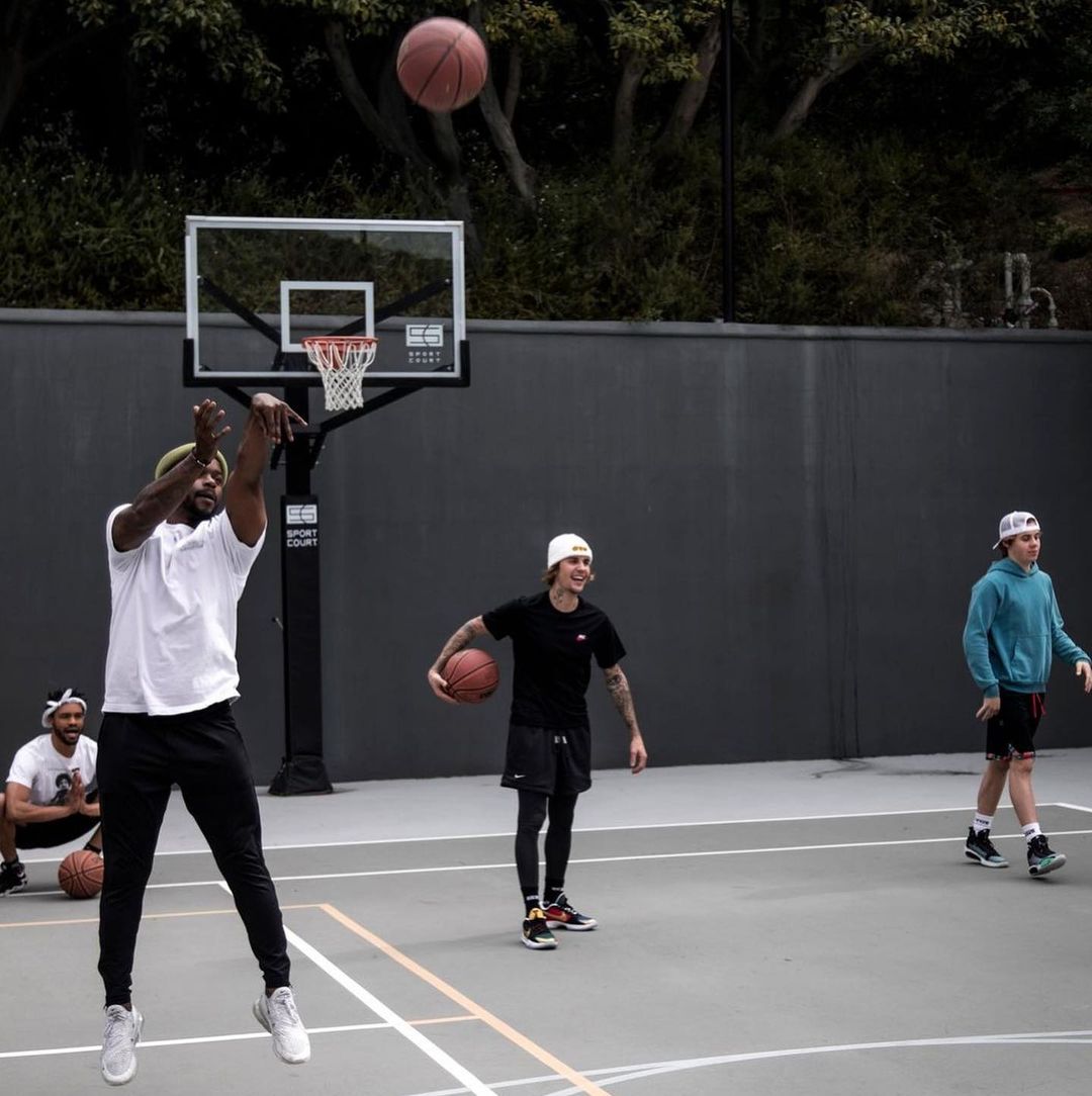 Justin Bieber uses his spare time to play basketball with his friends .. Pictures