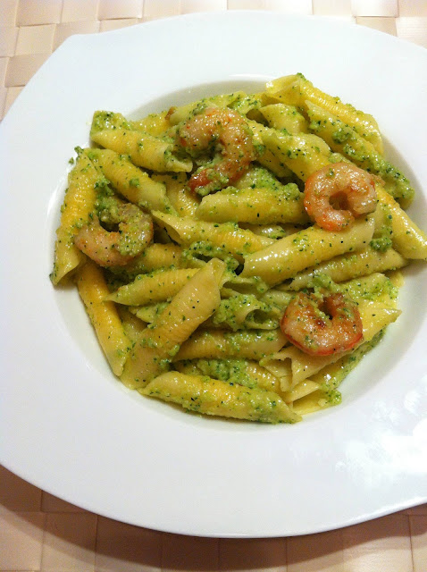 garganelli al pesto de calabacin y gambas