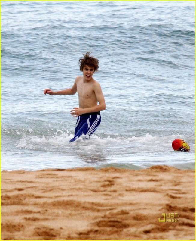 bieber on the beach. Justin Bieber is shirtless!