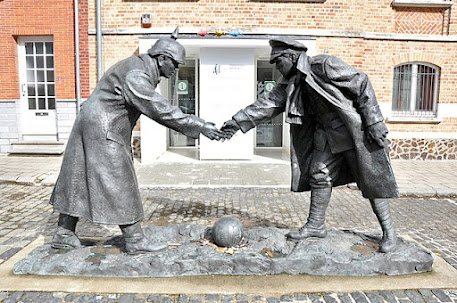 Imagen: Escultura belga que conmemora la tregua navideña de 1914