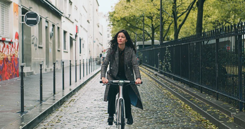 Ora Ito diseña la ligera bicicleta Angell con pantalla táctil