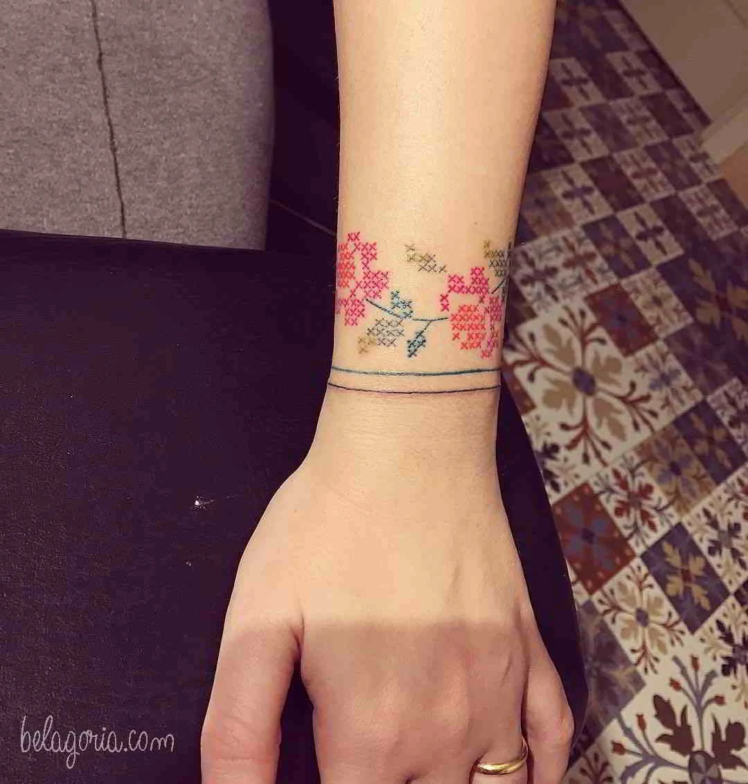 tatuaje de pulsera para una chicas
