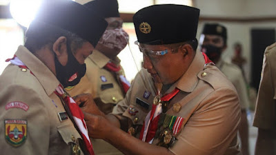 Wakil Wali Kota Bandung Terima Lencana Dharma Bakti dari Kwarda Pramuka Jabar  