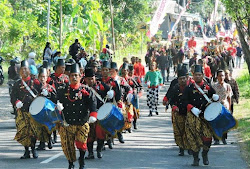 Kirab Pusaka dan pengarakan Gunungan sedekah bumi