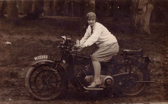Fotografías de moteras a principios del siglo XX