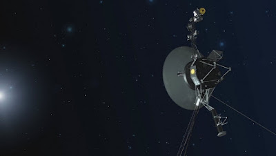  Se a vida começa mesmo aos 40, as históricas sondas Voyager estão para entrar na melhor fase de suas vidas: partindo definitivamente rumo às estrelas. (Imagem: NASA)  Naves que inspiram As naves espaciais mais distantes e de maior longevidade já fabricadas pela humanidade, as Voyagers 1 e 2, completam 40 anos de operação e exploração neste mês de agosto e em setembro.  Apesar de sua grande distância, elas continuam a se comunicar diariamente com a NASA, ainda examinando a nossa fronteira final - os pontos mais distantes do espaço já estudados pelo homem.  Cada uma das sondas carrega um disco dourado com registros de sons, imagens e mensagens da Terra. Como elas teoricamente poderão durar bilhões de anos no espaço, essas cápsulas circulares do tempo poderão um dia ser um dos únicos vestígios da civilização humana.  Esta é uma das razões pelas quais a história das Voyagers influenciou não apenas gerações de cientistas e engenheiros, mas também a cultura da Terra, incluindo filmes, arte e música.  "Eu acredito que poucas missões podem sequer se comparar às conquistas das naves espaciais Voyager durante suas quatro décadas de exploração," disse Thomas Zurbuchen, administrador de ciências da NASA. "Elas nos educaram para as maravilhas desconhecidas do Universo e verdadeiramente inspiraram a humanidade para continuar explorando nosso Sistema Solar e além".   Em 2011, a Voyager 1 descobriu uma "rodovia magnética" na fronteira do Sistema Solar. (Imagem: NASA/JPL-Caltech)   Descobertas das sondas Voyager  As duas sondas Voyager estabeleceram inúmeros recordes em suas jornadas.  Em 2012, a Voyager 1, lançada em 5 de setembro de 1977, tornou-se a primeira nave terrestre a entrar no espaço interestelar.  A Voyager 2, lançada em 20 de agosto de 1977, é a única nave espacial a ter sobrevoado os quatro planetas externos - Júpiter, Saturno, Urano e Netuno. Seus numerosos encontros planetários incluem a descoberta dos primeiros vulcões ativos além da Terra, na lua de Júpiter Io; sinais de um oceano subterrâneo na lua de Júpiter Europa; a atmosfera mais parecida com a Terra no Sistema Solar, na lua Titã de Saturno; a lua gelada Miranda em Urano; e gêiseres gelados na lua Triton de Netuno.  Embora tenham deixado os planetas para trás há muito tempo - e não chegarão nem remotamente perto de outra estrela nos próximos 40 mil anos - as duas sondas ainda enviam observações sobre condições em que a influência do nosso Sol diminui e o espaço interestelar começa.  A Voyager 1, agora a quase 21 bilhões de quilômetros da Terra, viaja através do espaço interestelar rumo "norte" - ascendendo em relação ao plano dos planetas. Ela revelou que os raios cósmicos, núcleos atômicos acelerados a quase a velocidade da luz, são quatro vezes mais abundantes no espaço interestelar do que nas proximidades da Terra. Isso significa que a heliosfera, a "bolha" que contém os planetas do nosso Sistema Solar e o vento solar efetivamente funcionam como um escudo de radiação para os planetas. Os dados da Voyager 1 também sugerem que o campo magnético do meio interestelar local envolve a heliosfera.  A Voyager 2, agora a quase 18 bilhões de quilômetros da Terra, viaja para o "sul" e espera-se que ela entre no espaço interestelar nos próximos anos. As diferentes localizações das duas Voyagers permitem que os cientistas comparem agora duas regiões do espaço onde a heliosfera interage com o meio interestelar envolvente usando instrumentos que medem partículas carregadas, campos magnéticos, ondas de rádio de baixa frequência e plasma do vento solar. Quando a Voyager 2 atravessar o meio interestelar, também será possível comparar esse ambiente de dois locais diferentes simultaneamente.   Em 2009, as Voyagers descobriram uma nuvem interestelar que a física até então afirmava que não deveria existir. (Imagem: The American Museum of Natural History.)   Eternidade silenciosa  Como a energia dos geradores de radioisótopos das duas sondas Voyager diminui em quatro watts por ano, os engenheiros estão aprendendo a operar as naves sob restrições de potência cada vez mais apertadas. Para isso eles frequentemente precisam mandar buscar engenheiros aposentados há muito anos, os responsáveis pelo projeto e construção das duas sondas, para que eles lhes mostrem como lidar com programas escritos em linguagens de programação não mais usadas, projetadas para rodar em computadores que não existem mais.  Os membros atuais da equipe estimam que terão que desligar o último instrumento científico por volta de 2030.  No entanto, mesmo depois que as duas naves espaciais humanas pioneiras se calarem, elas continuarão em suas trajetórias na velocidade atual, de cerca de 48.280 quilômetros por hora em relação à Terra, completando uma órbita dentro da Via Láctea a cada 225 milhões de anos.  FONTE: NASA