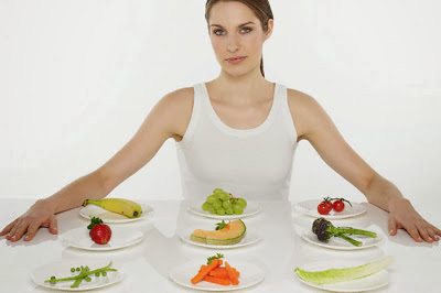 mujer con platos saludables sobre la mesa