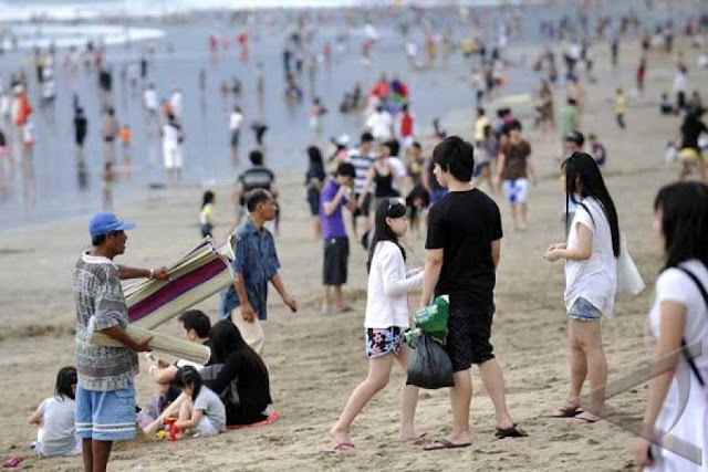 ramainya warga negara asing di pantai kuta bali ketika liburan