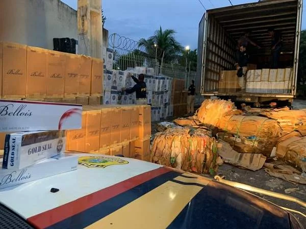 Maços de cigarros contrabandeados são apreendidos em Russas-CE