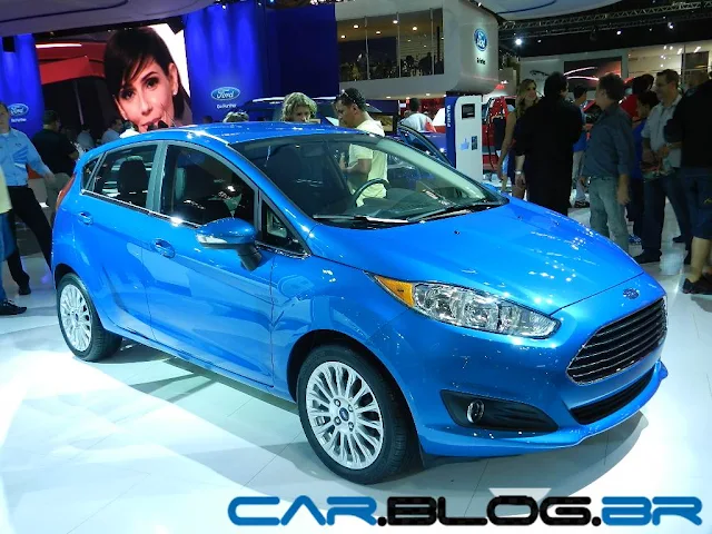 New Fiesta 2013 Hatch perfil dianteiro