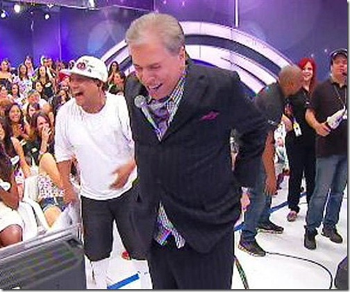 Silvio Santos perde as calças durante gravação de programa