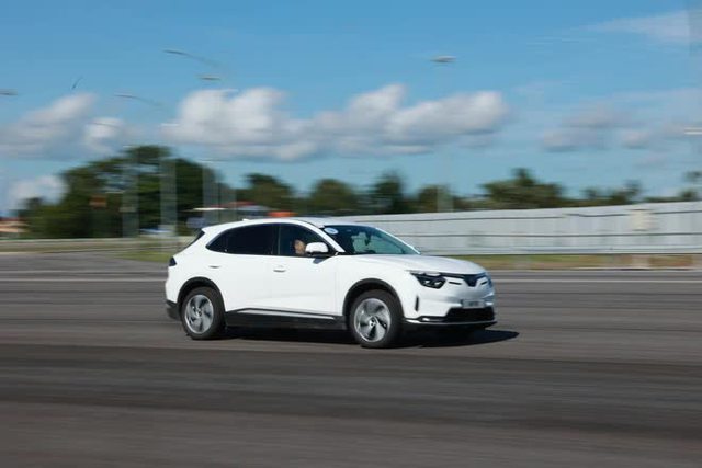 VinFast trình diễn công nghệ trợ lái nâng cao: Buông vô lăng ở 120km/h, xe tự đánh lái <a href=