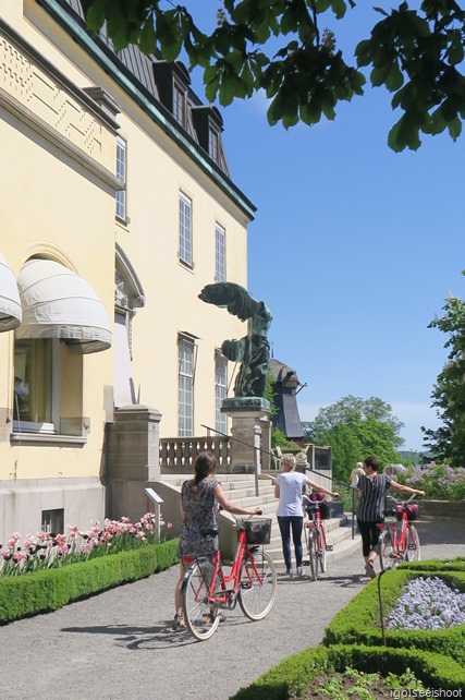 Cyclists in front of Prins Eugen’s Waldemarsudde.