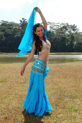 kangana ranault, kangana hot pics, kangana wet pics, kangana ranault navel pics, navel show