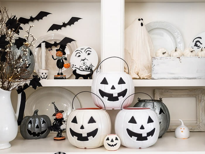 jack o lanterns, pumpkins, bats, spooky tree