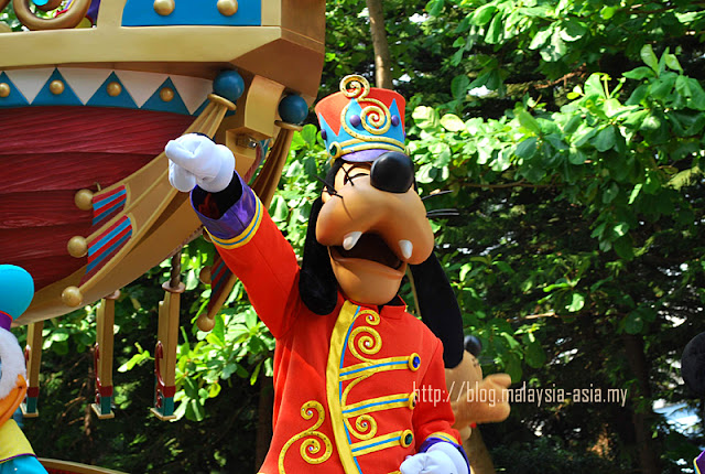 Hong Kong Disneyland Parade Goofy