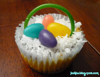 easter cakes and cupcakes. Sprinkle the cupcake with