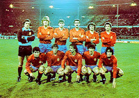 SELECCIÓN DE ESPAÑA - Temporada 1980-81 - Arconada, Maceda, Tendillo, Joaquín, Camacho, Gordillo; Juanito, Víctor, Satrústegui, Zamora y Marcos - INGLATERRA 1 (Hoddle) ESPAÑA 2 (Satrústegui, Zamora) - 25/03/1981 - Partido internacional amistoso - Londres, Inglaterra, estadio de Wembley - Alineación: Arconada; Camacho, Maceda, Tendillo, Gordillo; Joaquín, Víctor (Montero 68'), Zamora; Juanito (Dani 84'), Satrústegui y Marcos - Primera victoria de España contra Inglaterra en el estadio de Wembley