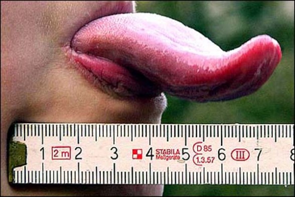 19 longest tongue 588x392 25 Perempuan yang Paling Extreem di Dunia 