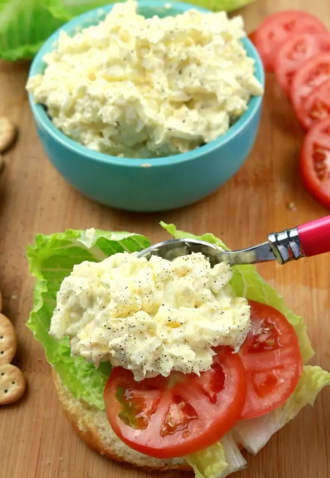 La ensalada de huevo es sencilla. Puedes hacer un sándwich o 100. Puedes servir ensalada de huevo en picnics, almuerzos; ¡decídelo tú! Y hay una multitud de sabores con los que la puedes mejorar.