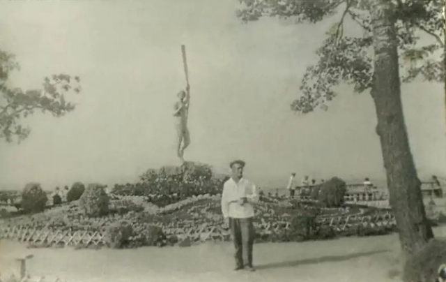 Памятник Девушка с веслом